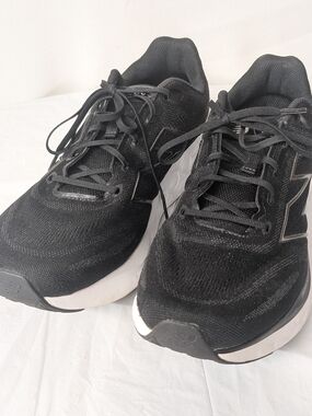New Balance Fresh Foam 680V8 Mens Running Shoes Size 13 Black & White